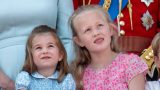 Princess charlotte e savannah phillips: la dolcezza del legame tra cugine in una foto di famiglia