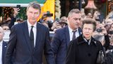 Marito di Princess Anne fotografato con le stampelle dopo un incidente domestico