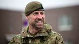 Prince william in uniforme da combattimento incontra le truppe in estonia