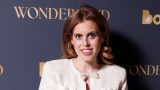 Princess beatrice radiosa nel primo evento dopo la nascita di baby athena